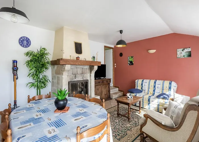 Semesterbostad Charming With Orchard *