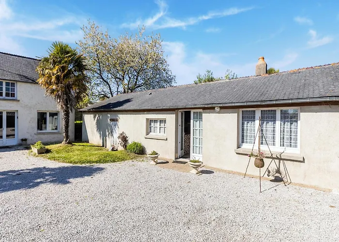 Semesterbostad Charming With Orchard