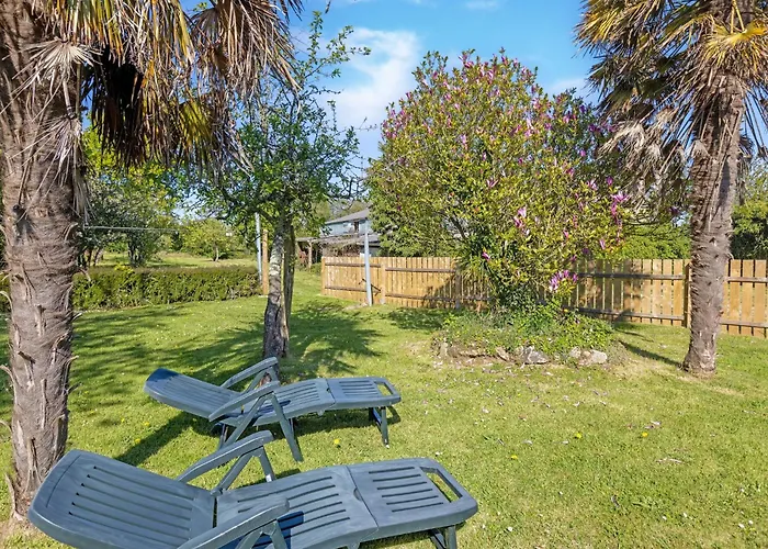 Semesterbostad Charming With Orchard *